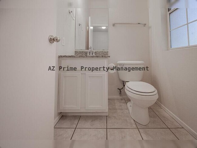 Building Photo - 1961 N Hartford St