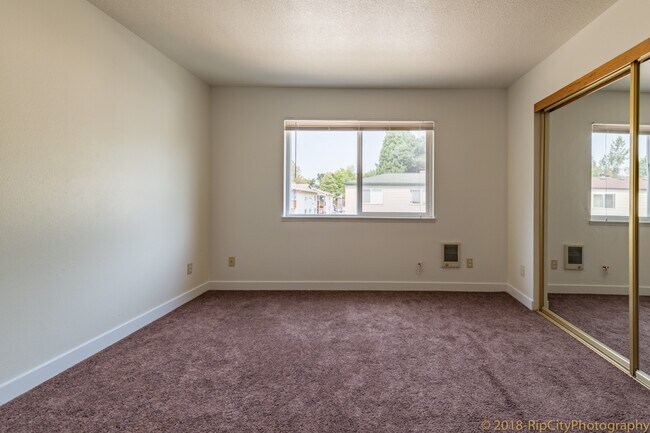 Building Photo - 3439-3439 SW 125th Ave