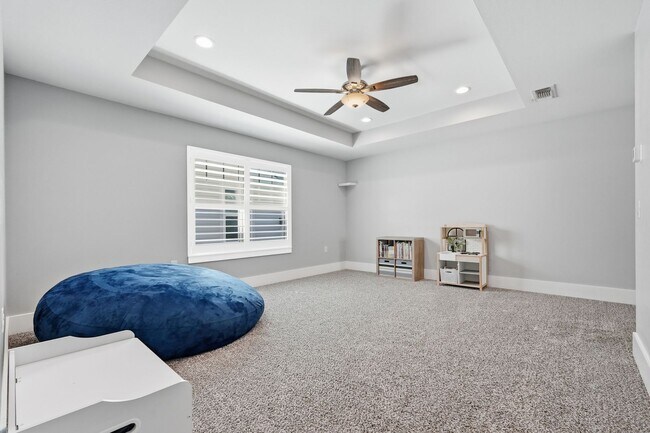 Building Photo - Stunning 4 Bedroom Home with Solar Energy & Private Pool!