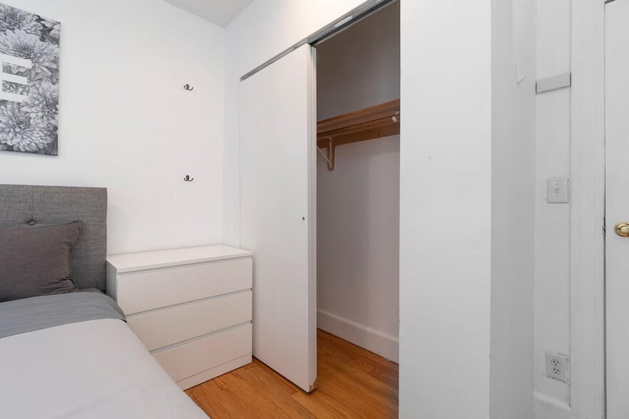 Building Photo - 322 E 93rd St