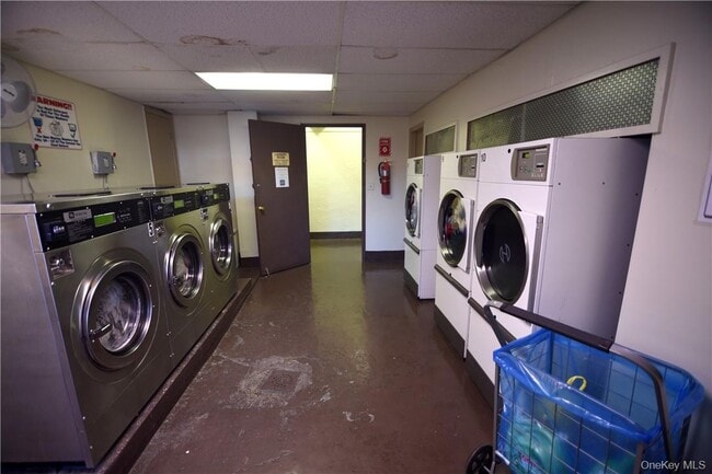 Building Photo - 2 Sadore Ln