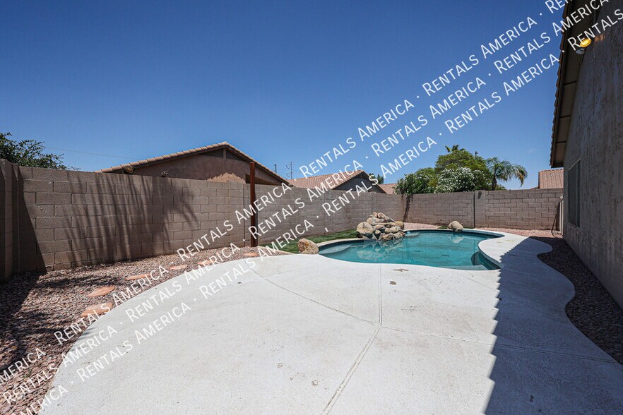 Building Photo - 854 W Straford Ave