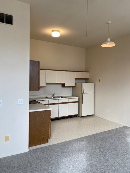 Building Photo - 140 E Main St