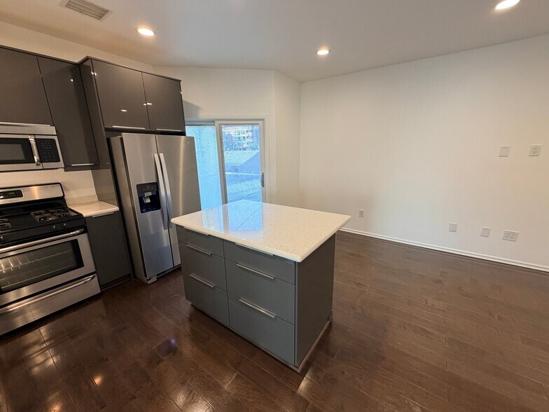 Building Photo - 1119 Poinsettia Dr