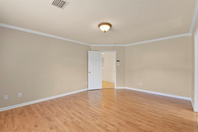 Building Photo - 9230 Eaglewood Spring Dr