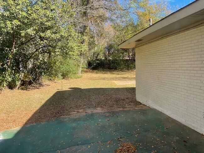 Building Photo - 4/2 LISD Fenced yard