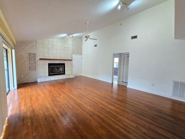 Building Photo - Rarely Available 3 bed/ 2 bath in Hidden River in Myakka