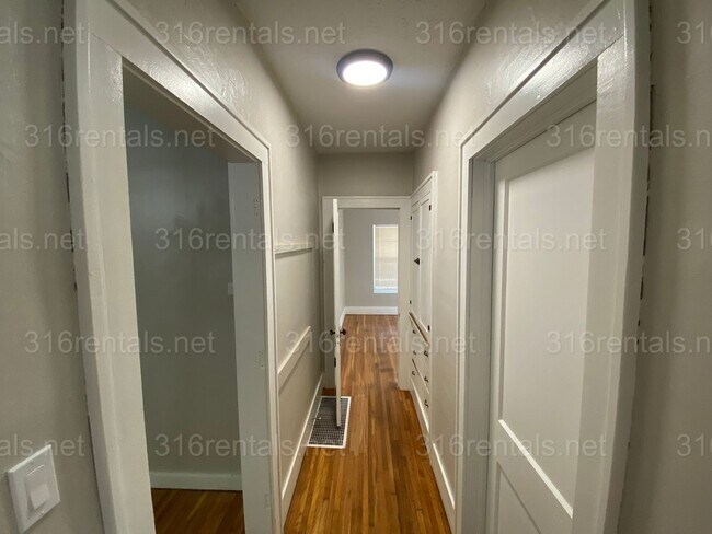 Building Photo - $1195 - 3 bedroom / 1 bathroom - Single Family Home