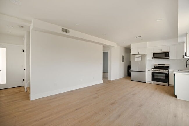 Building Photo - BRAND NEW TOWNHOUSE! One Month Free!