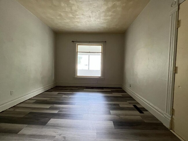 Building Photo - 127 Elm St