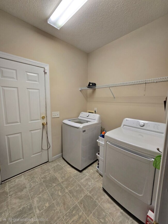 Building Photo - NEW LISTING!!