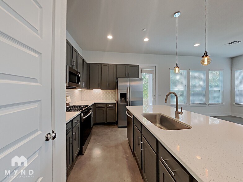 Building Photo - 8922 Menchaca Rd