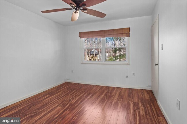 Building Photo - Headline:  Spacious & Updated Townhouse in Prime Reston Location
