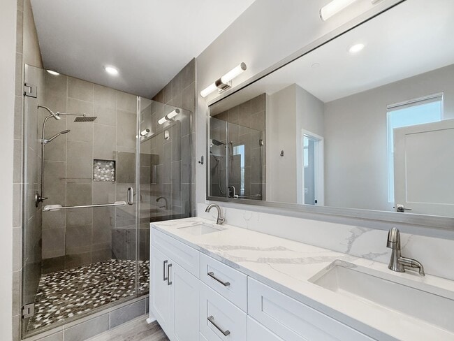 Building Photo - Stunning 3B/2.5BA Townhome in Oceanside fo...