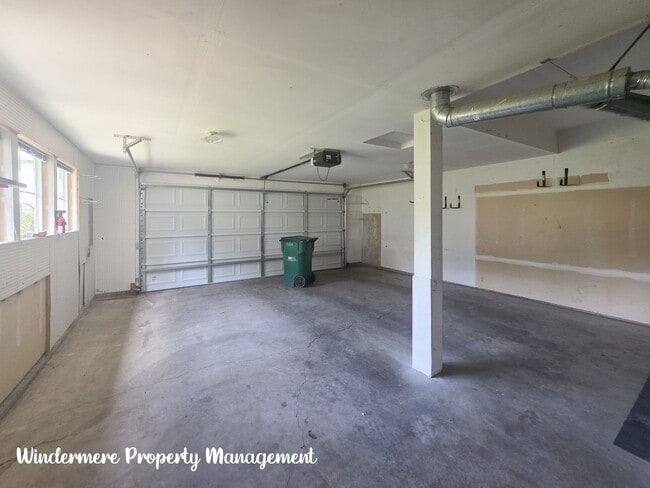 Building Photo - Bright and Spacious, Conveniently located ...