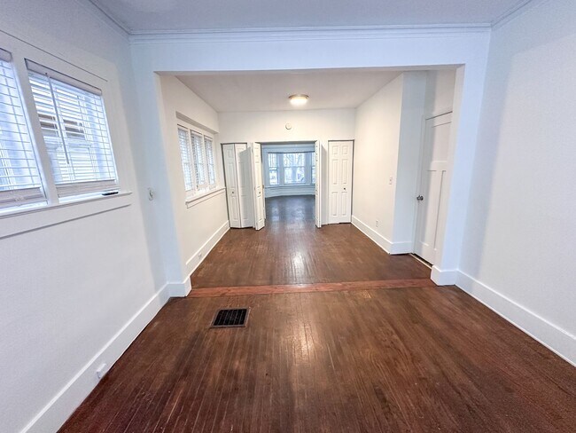 Building Photo - 734 Fountain St NE