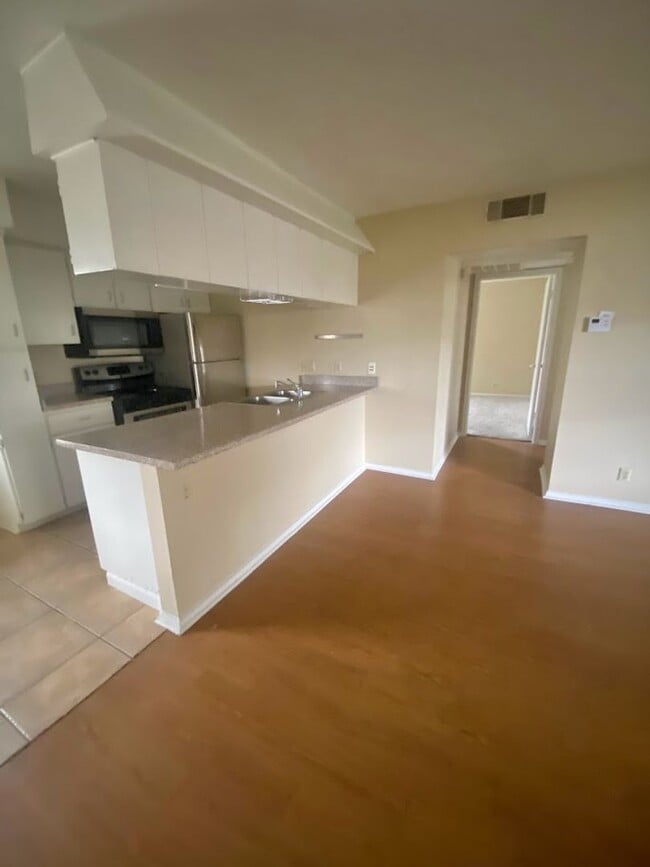 Building Photo - K002 - Pointe #61