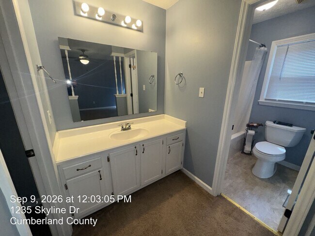 Building Photo - 1235 Skyline Dr