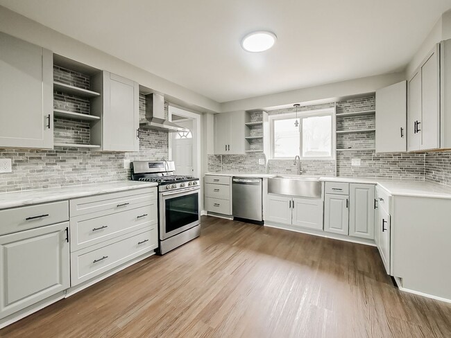 Building Photo - AVAILABLE NOW! Charming 3-Bed Home with Spacious Yard in Van Buren Township