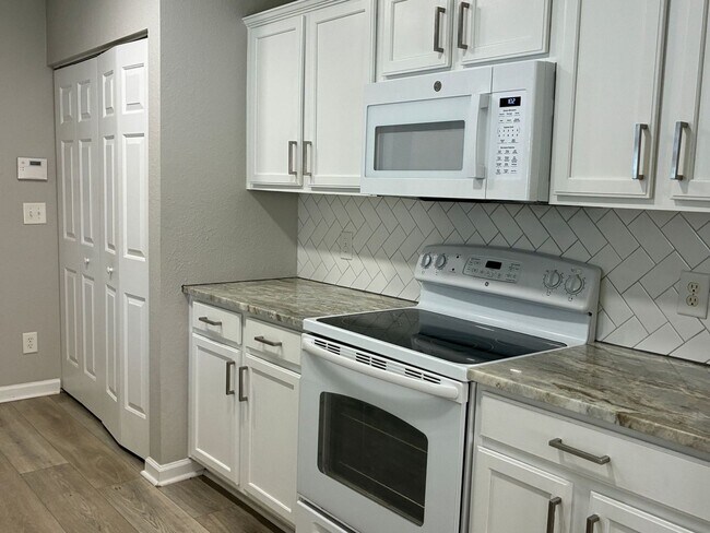 Building Photo - 1201 Eagle Creek Dr