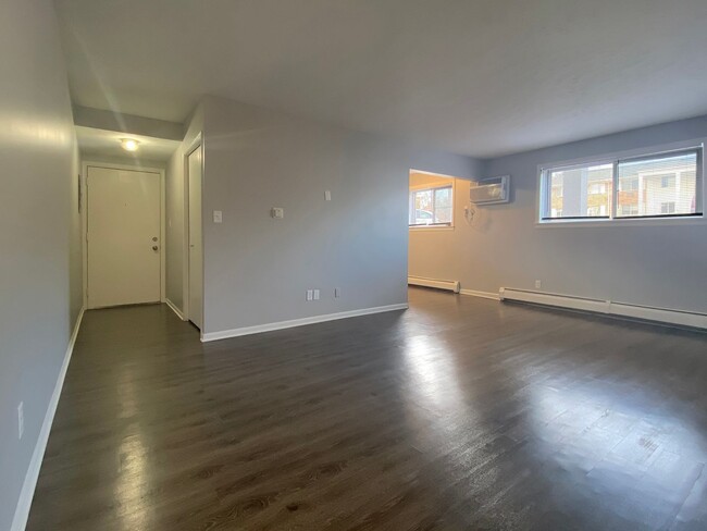 Building Photo - Two Bedroom - 1 Bath 2 Blocks from Lake Ma...