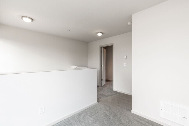 Building Photo - Stylish 3 BR/ 2/5 BA townhouse in Seattle