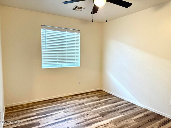 Building Photo - 2432 W Tamarisk Ave