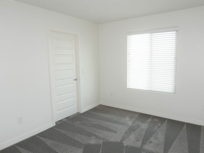 Building Photo - 4 Bedroom 2.5 Bathroom