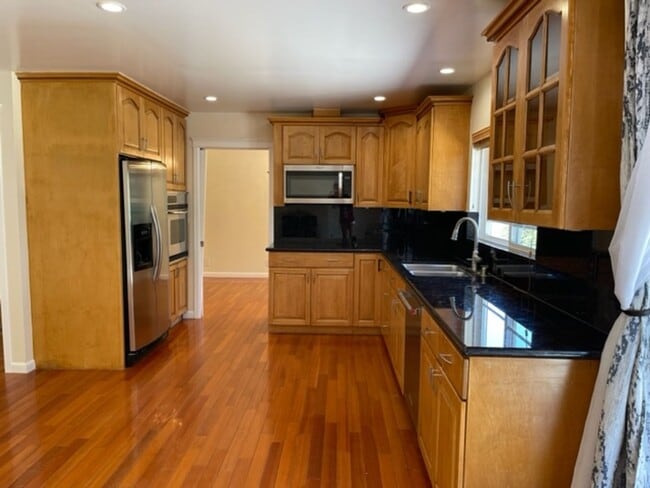 Building Photo - Wonderful 4 bedroom, single level home in ...