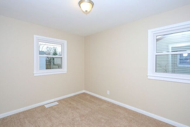 Building Photo - 2 Bedroom in Lawrence