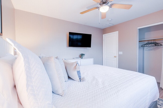 Building Photo - 1550 N Desert Willow St