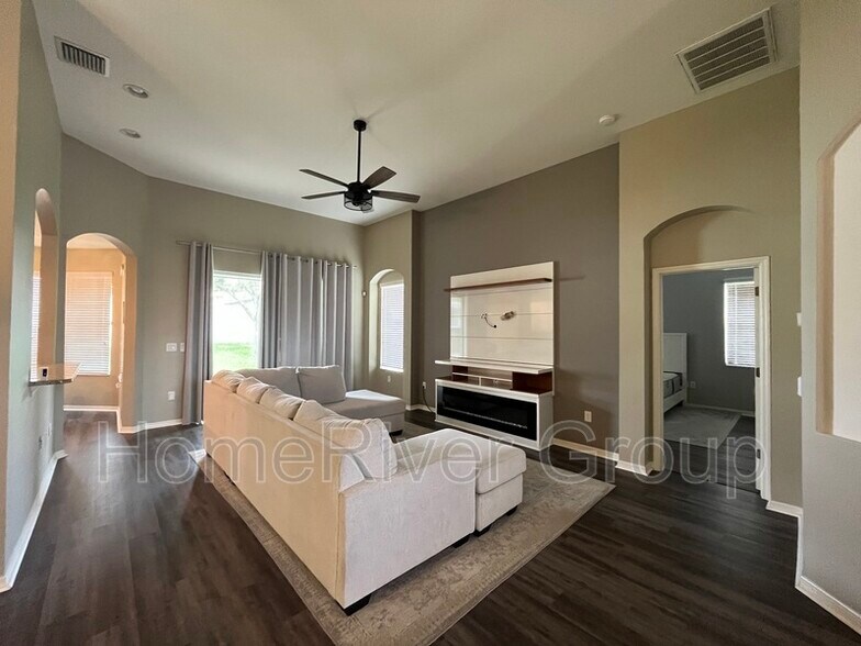 Building Photo - 12728 Avelar Creek Dr