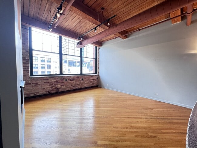 Building Photo - 1000 W Washington Blvd