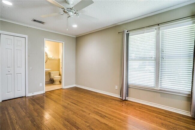 Building Photo - Spacious 5 Bedroom Home Near TCU Available 6/15/26