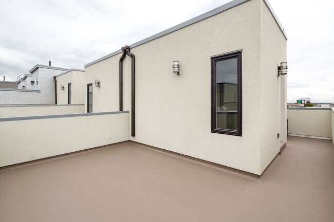 Building Photo - Northern Liberties Townhome with Garage