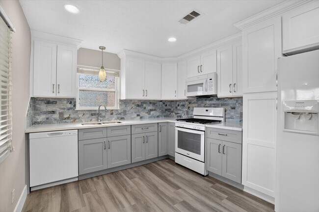 Building Photo - 505 Pompano St