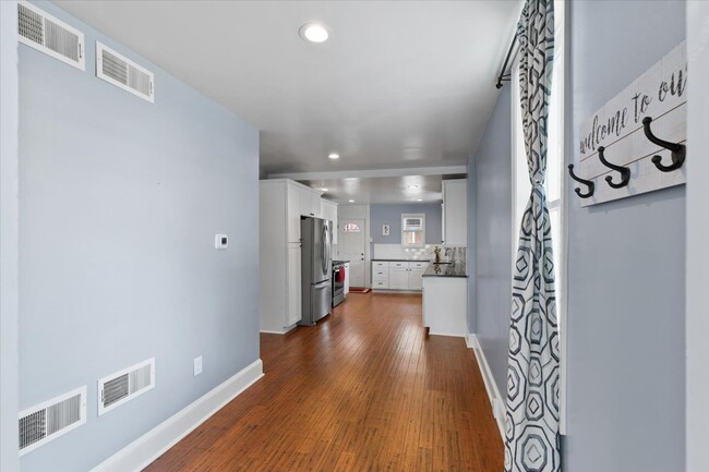 Building Photo - Beautiful 3BR 2.5 BA Townhouse in Downtown...