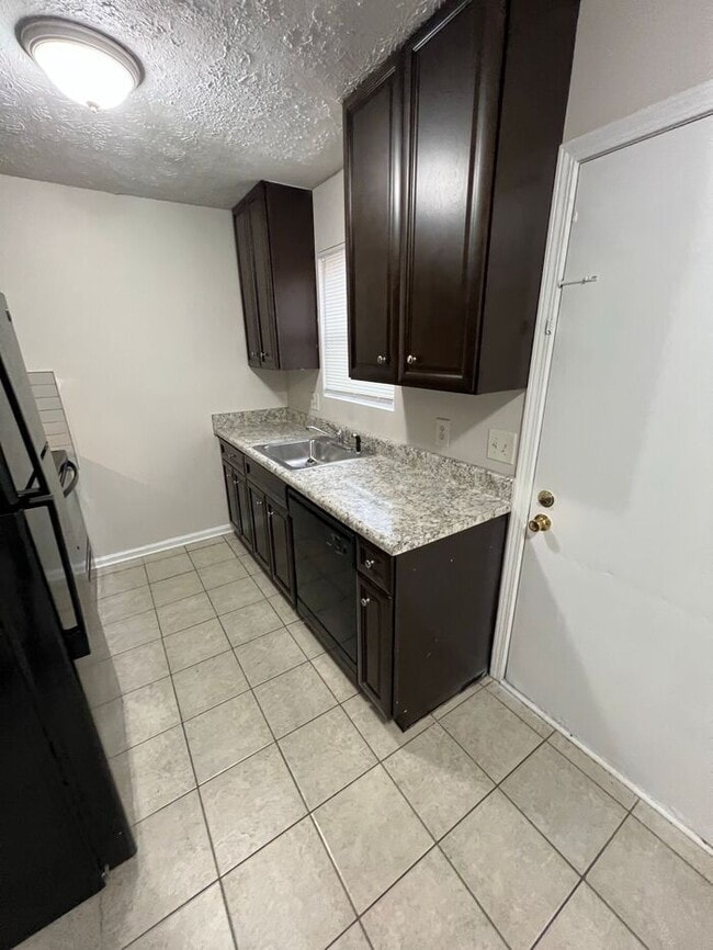 Building Photo - Beautiful 2-Bedroom Townhome in the Highly Sought-After Buford School District!