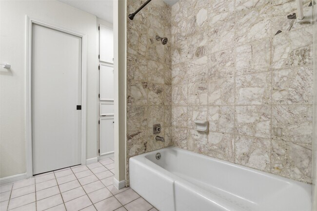 Building Photo - 14210 Briarhills Pkwy