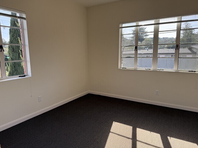 Building Photo - 33 El Rose Dr