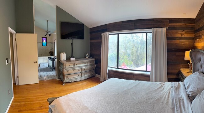 Building Photo - 1174 River Bluff Dr