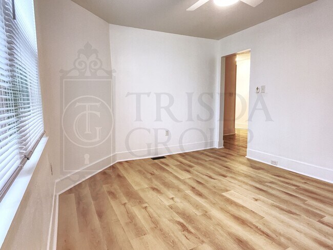 Building Photo - Avail Sept 1: 2BR Apt in Beechview, South Hills.  BEAUTIFUL design, Laminate Floors, AC, Pets OK,...