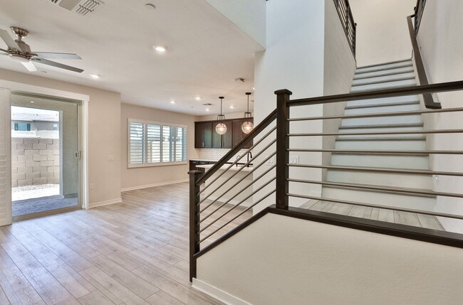 Building Photo - Gorgeous 4bed/3 bath End Unit Condo in Gil...
