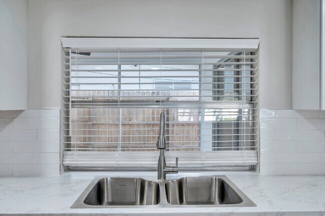 Building Photo - Modern, Move-In-Ready 3/2 Home with Spacious Yard & Garage |