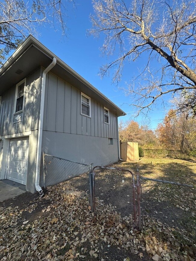 Building Photo - AVAILABLE NOW!! Oak Grove 3 Bed 2 Car garage!
