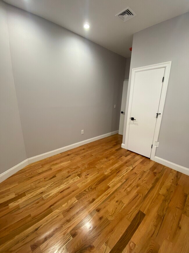Building Photo - 139 Hemlock St