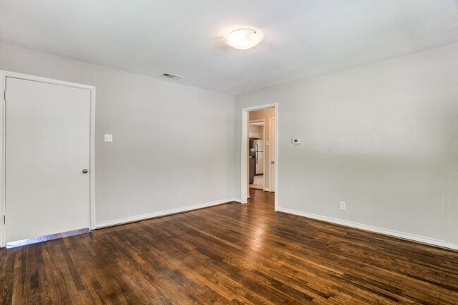 Building Photo - 1313 Kings Hwy