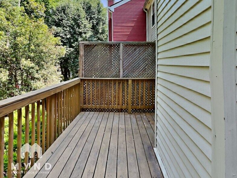 Building Photo - 404 Wedgewood Way