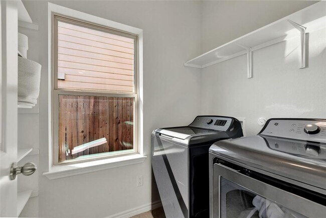 Building Photo - 380 Witchhazel Way