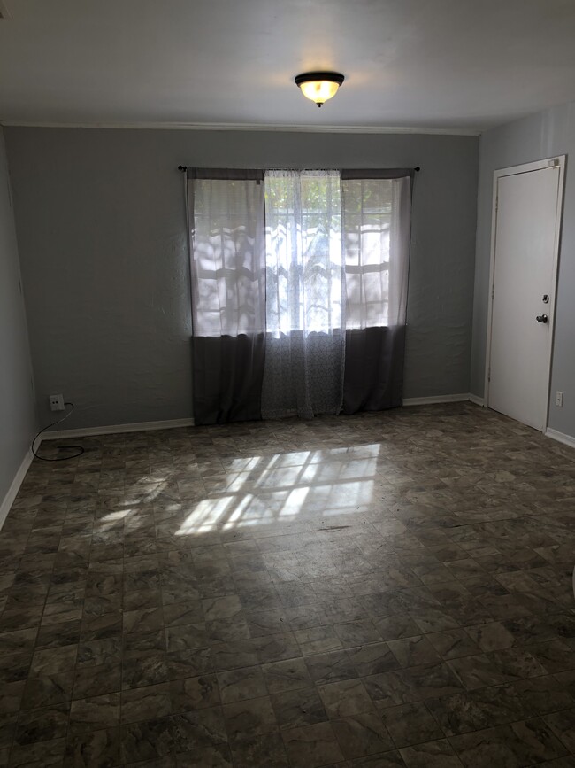 Building Photo - 700 Bonneville Dr